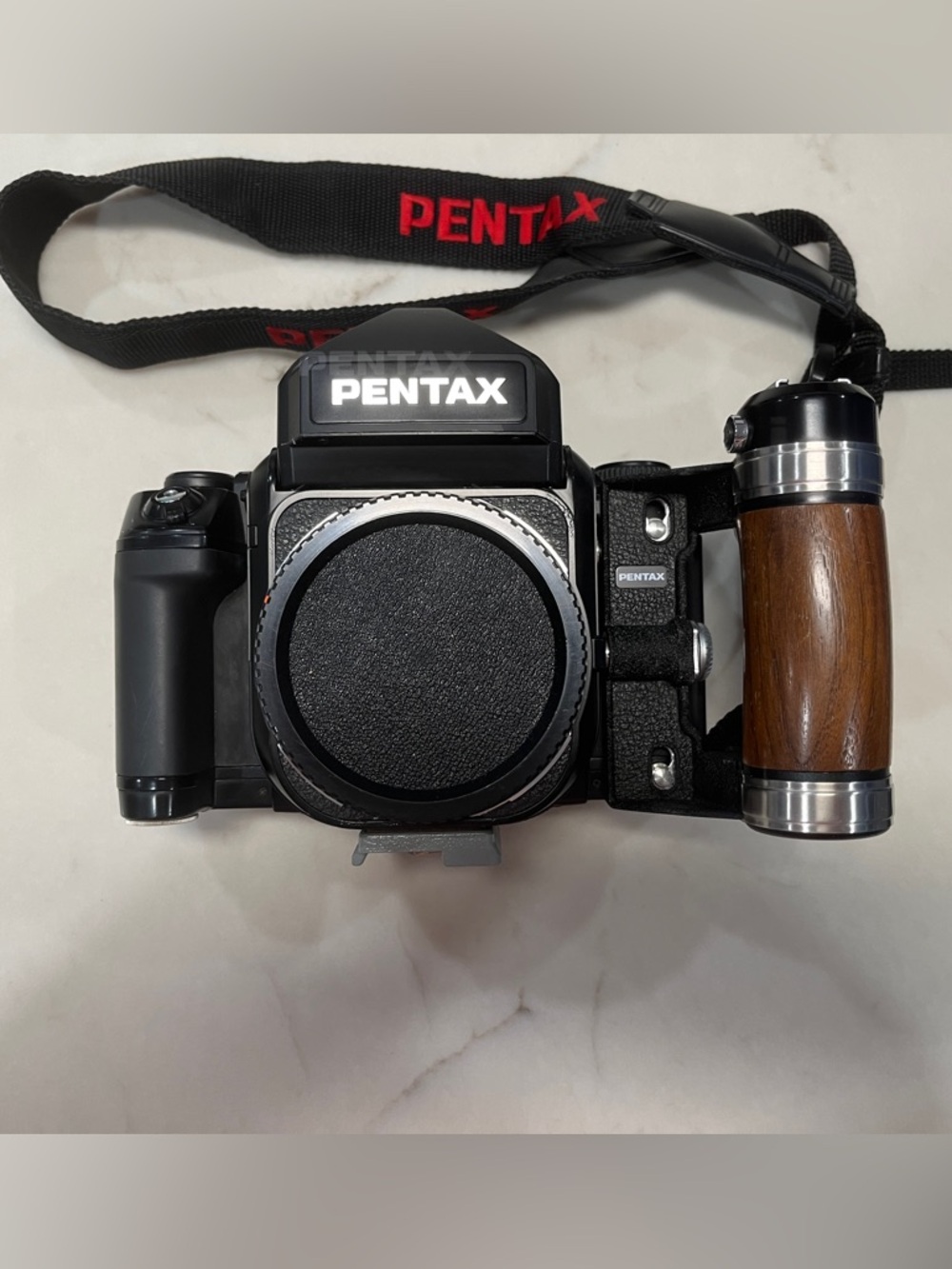 Pentax 67 |I Medium Format
Camera Body With Detachable
Wood Handle